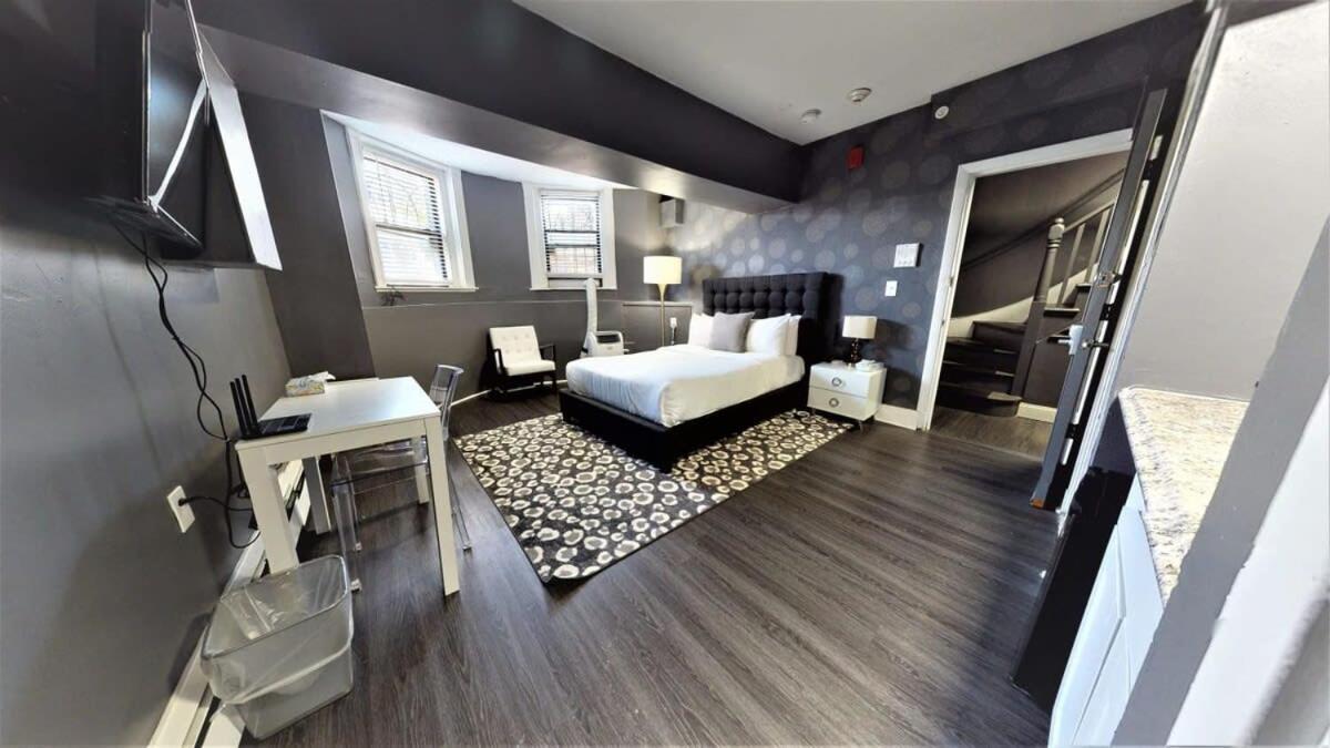 Lower Level Studios In Hip Bay Village Boston Exterior photo